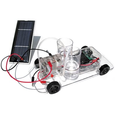 Brenselcellebil med tanker og solcellepanel